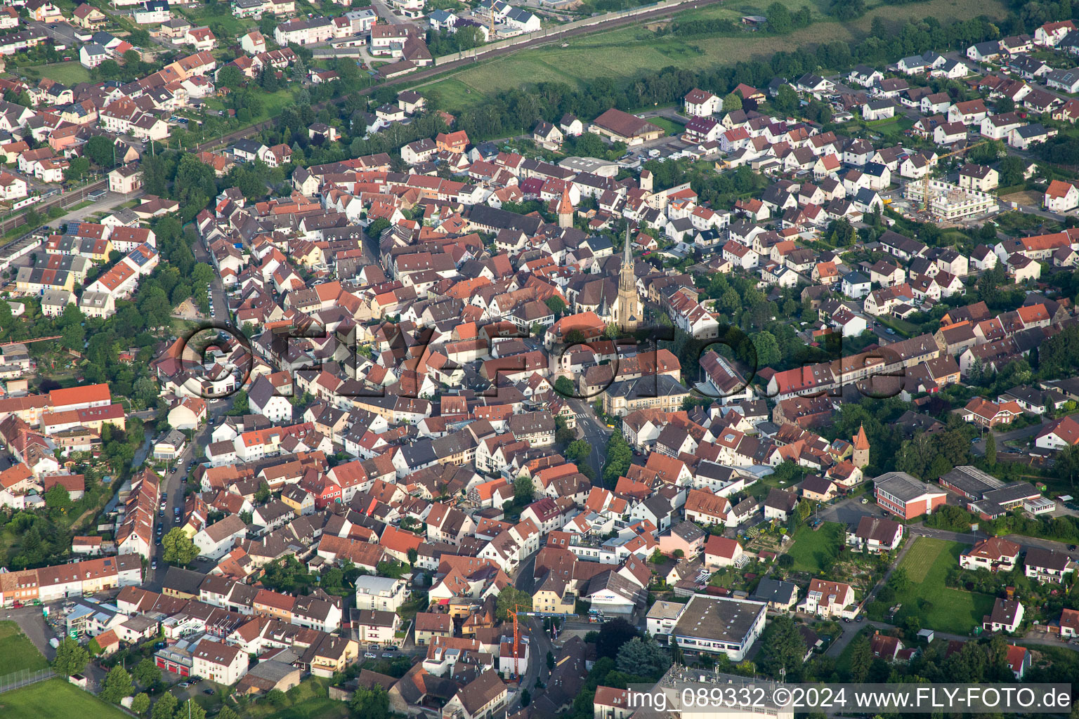 Vue aérienne de Vue des rues et des maisons des quartiers résidentiels à le quartier Heidelsheim in Bruchsal dans le département Bade-Wurtemberg, Allemagne