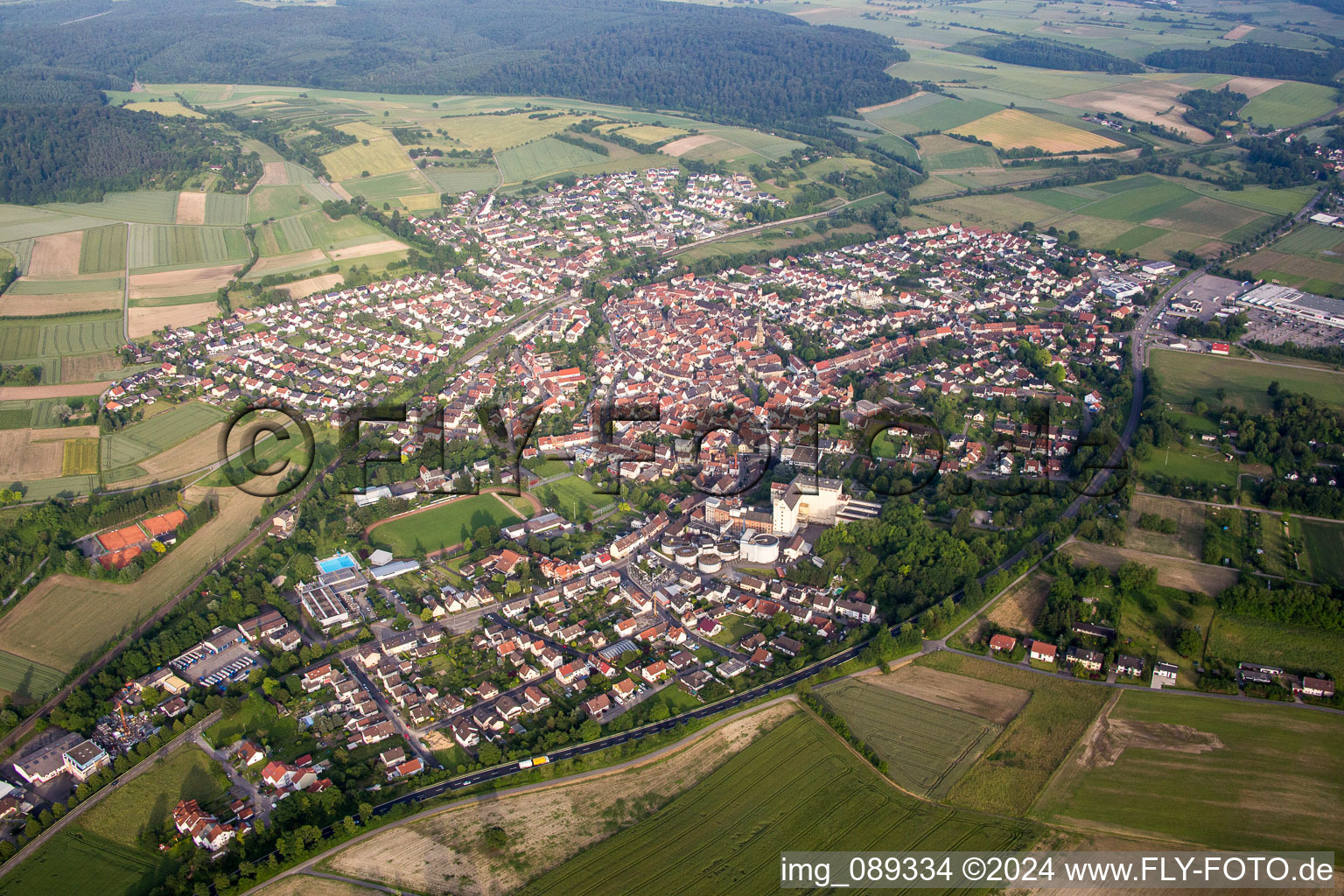 Vue aérienne de Vue des rues et des maisons des quartiers résidentiels à le quartier Heidelsheim in Bruchsal dans le département Bade-Wurtemberg, Allemagne