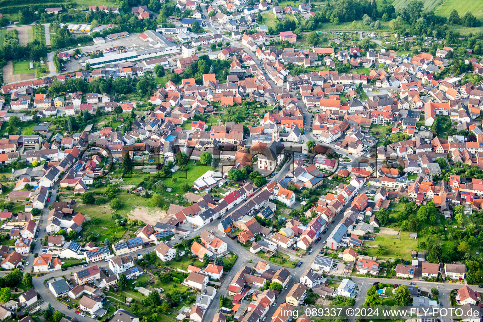 Vue aérienne de Vue des rues et des maisons des quartiers résidentiels à le quartier Unteröwisheim in Kraichtal dans le département Bade-Wurtemberg, Allemagne