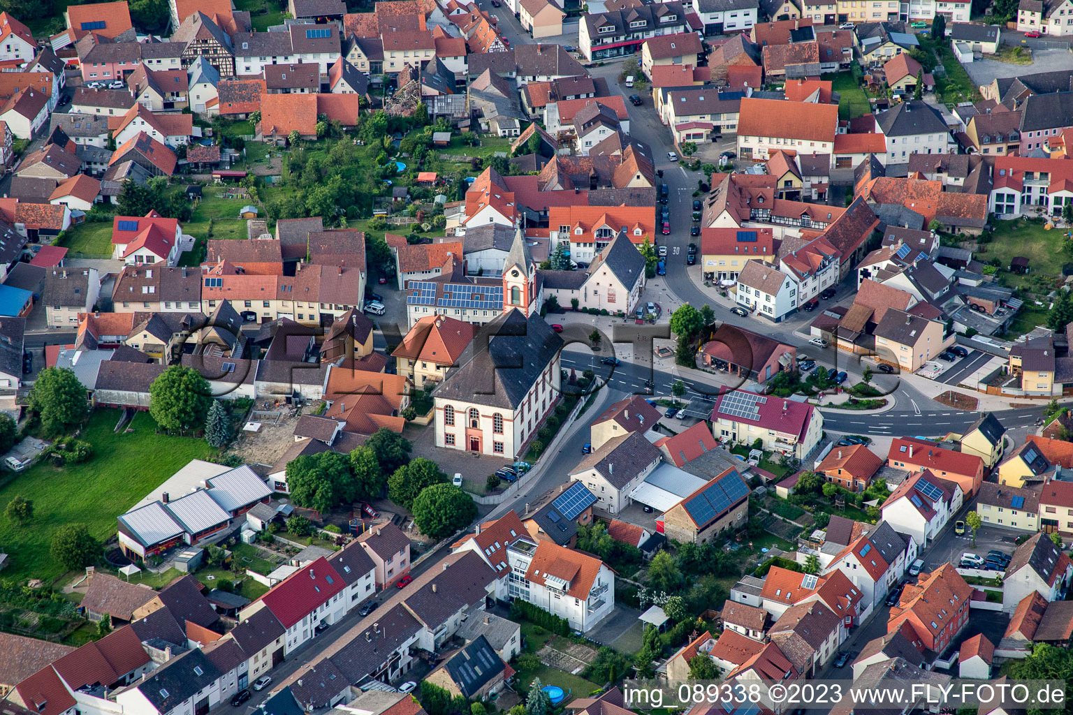 Vue aérienne de Église Kreuz à le quartier Unteröwisheim in Kraichtal dans le département Bade-Wurtemberg, Allemagne