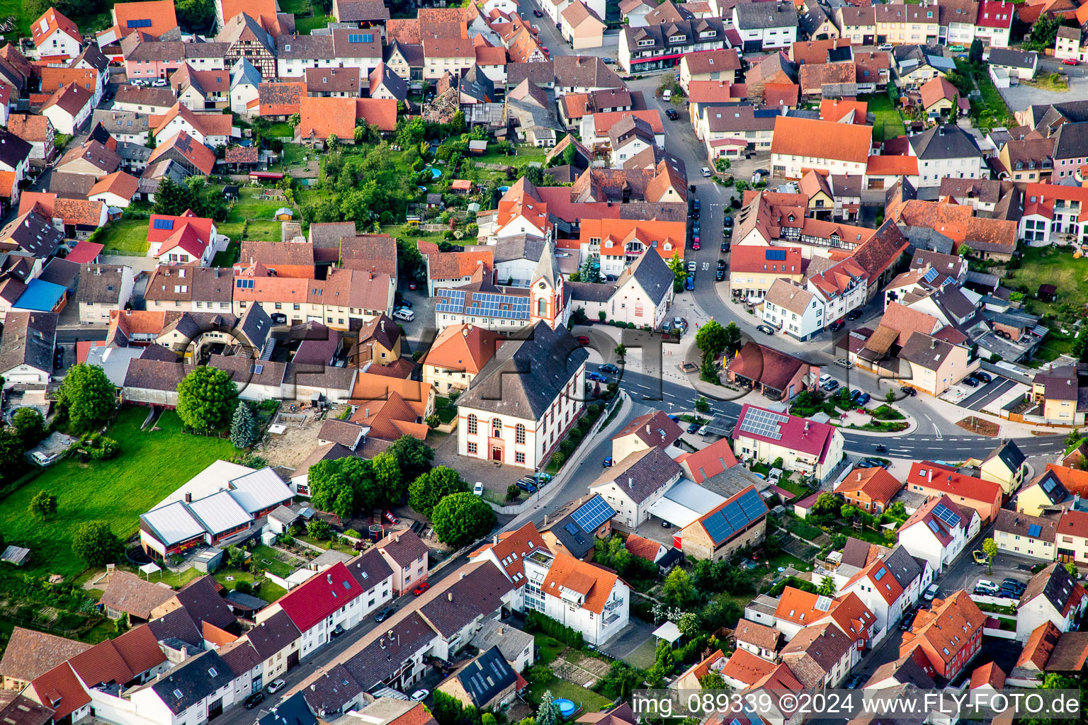 Vue aérienne de Église évangélique Unteröwisheim dans le centre historique du centre-ville à le quartier Unteröwisheim in Kraichtal dans le département Bade-Wurtemberg, Allemagne