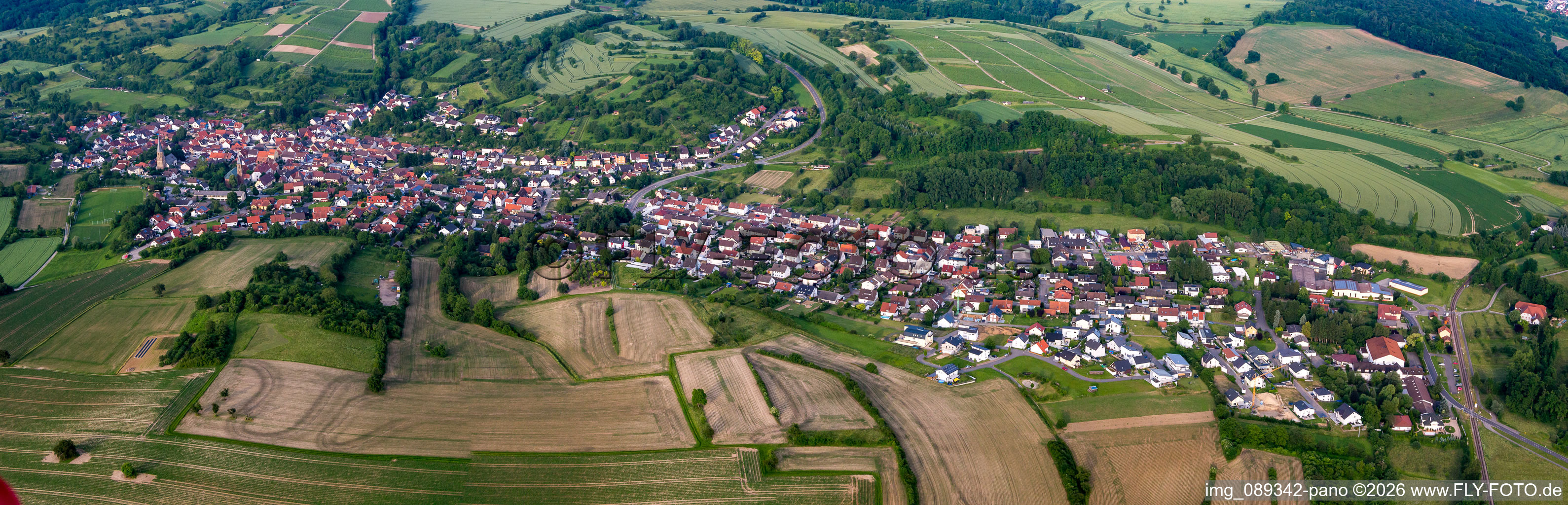Vue aérienne de Panorama de la ville depuis l'ouest à le quartier Oberöwisheim in Kraichtal dans le département Bade-Wurtemberg, Allemagne