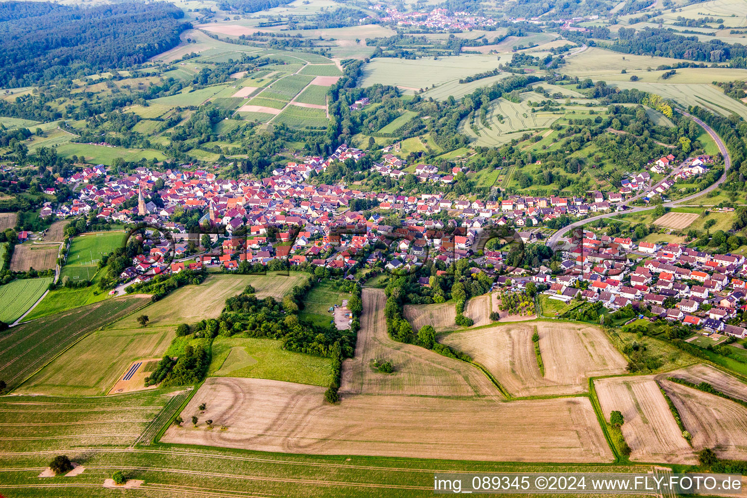 Vue aérienne de Champs agricoles et surfaces utilisables à le quartier Oberöwisheim in Kraichtal dans le département Bade-Wurtemberg, Allemagne
