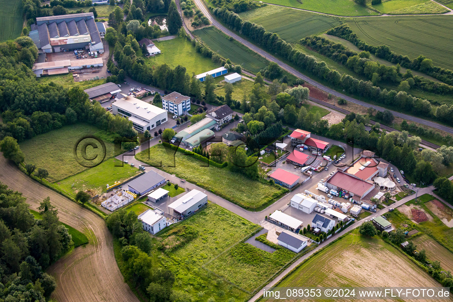 Vue aérienne de Rue industrielle avec Rohtermel Tankschutz GmbH à le quartier Zeutern in Ubstadt-Weiher dans le département Bade-Wurtemberg, Allemagne