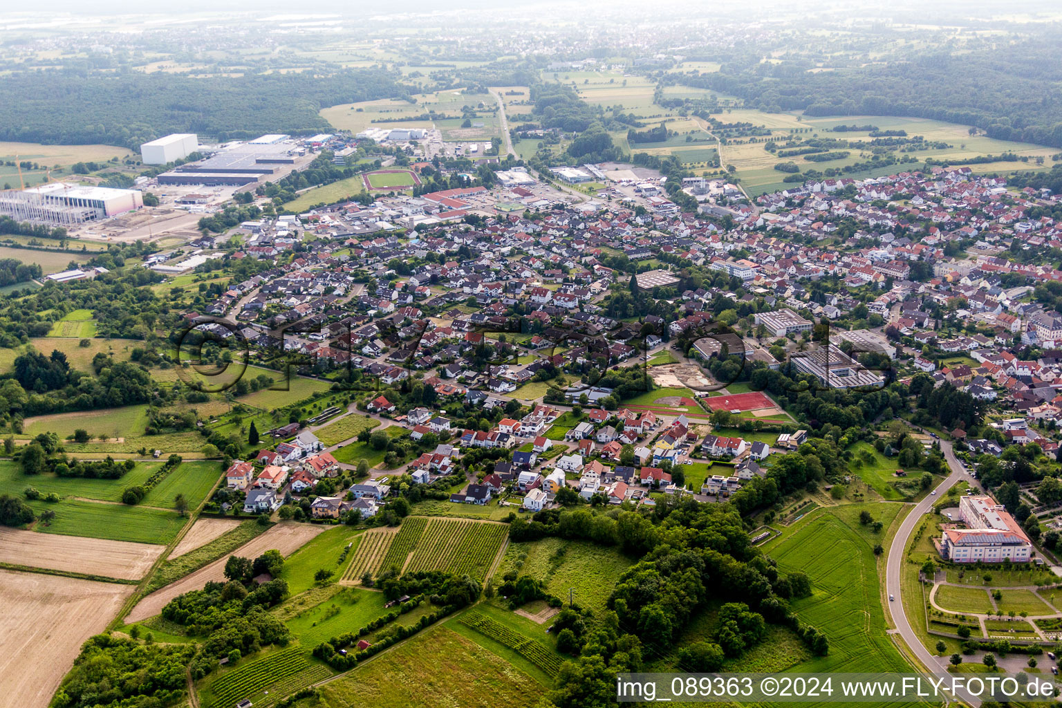 Vue aérienne de Vue des rues et des maisons des quartiers résidentiels à Östringen dans le département Bade-Wurtemberg, Allemagne