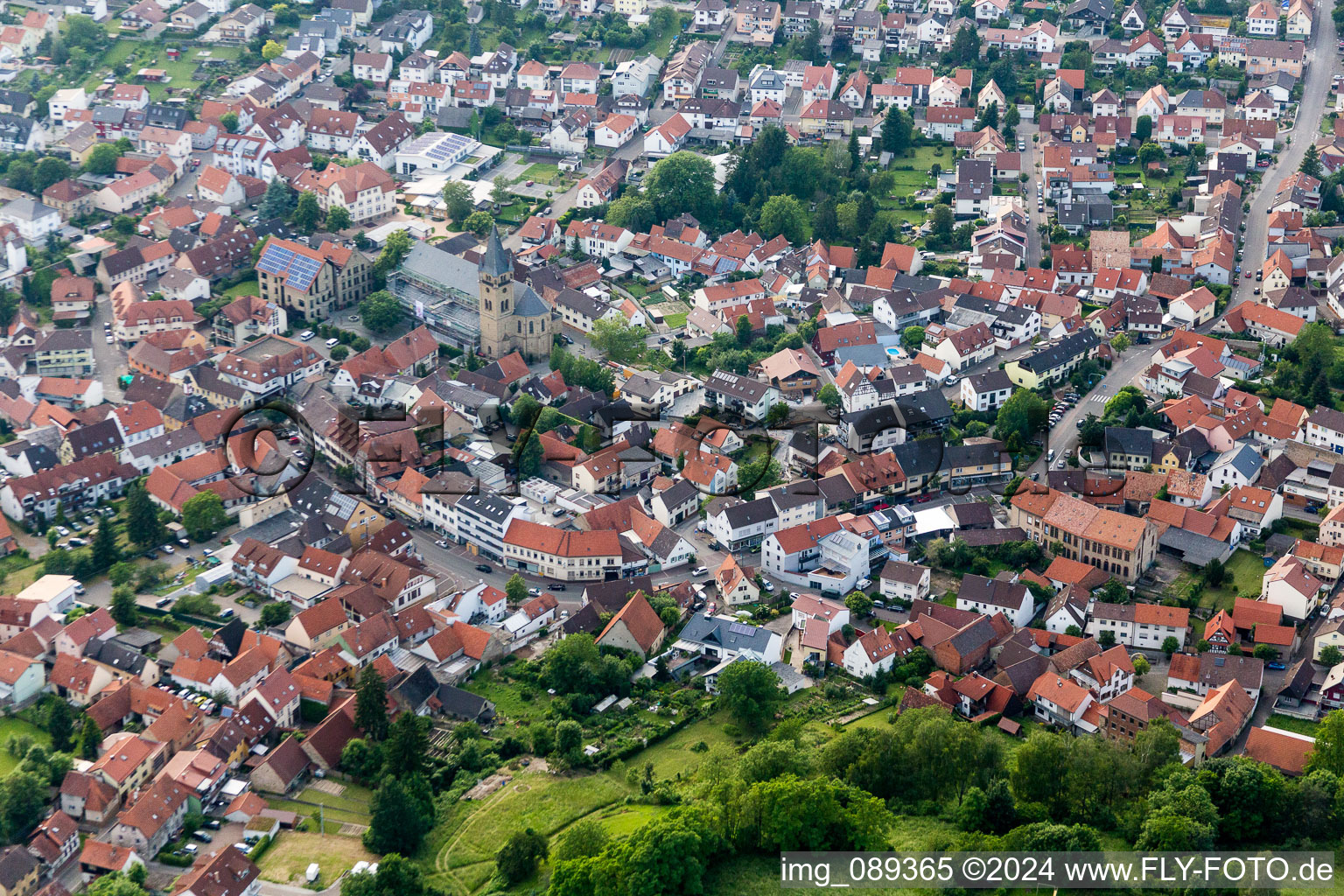 Vue aérienne de Bâtiment d'église dans le centre historique du centre-ville à Östringen dans le département Bade-Wurtemberg, Allemagne