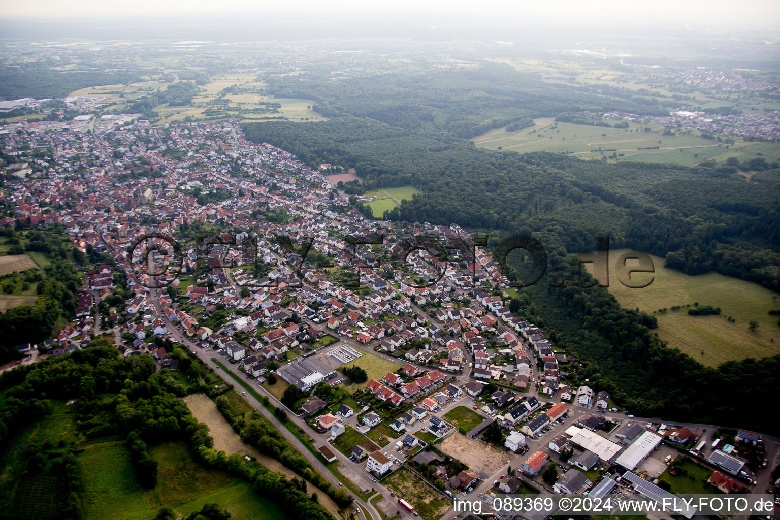 Östringen dans le département Bade-Wurtemberg, Allemagne vue d'en haut