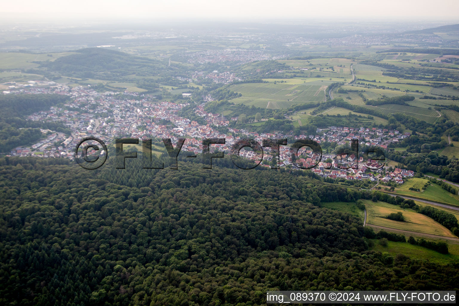 Östringen dans le département Bade-Wurtemberg, Allemagne depuis l'avion