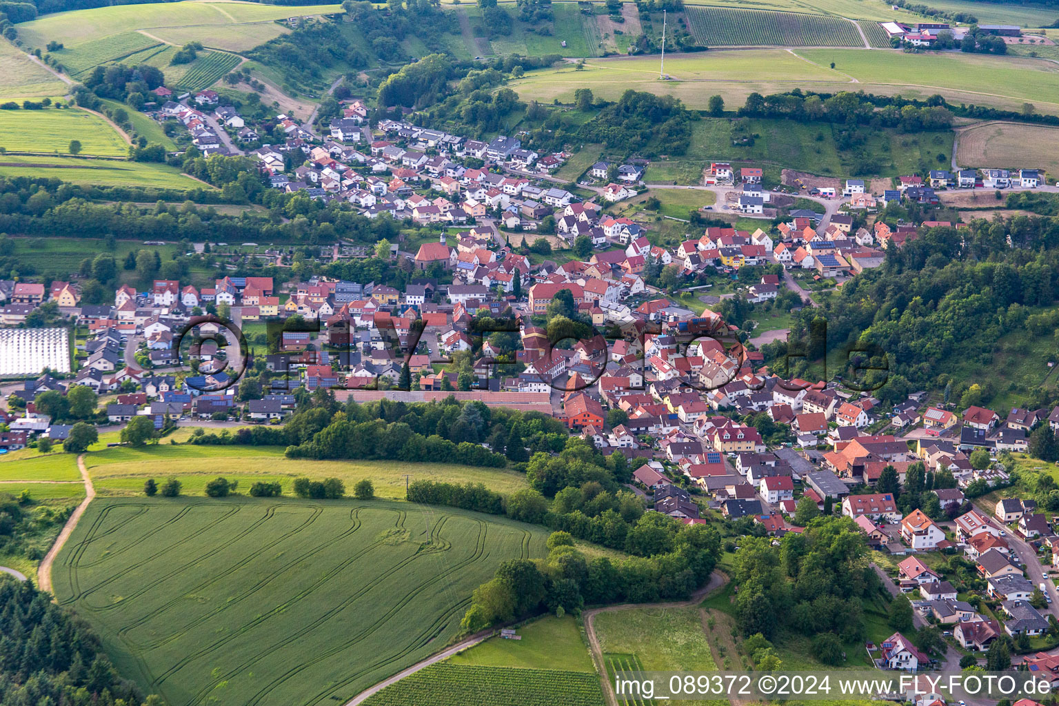 Vue aérienne de Du sud à le quartier Tairnbach in Mühlhausen dans le département Bade-Wurtemberg, Allemagne