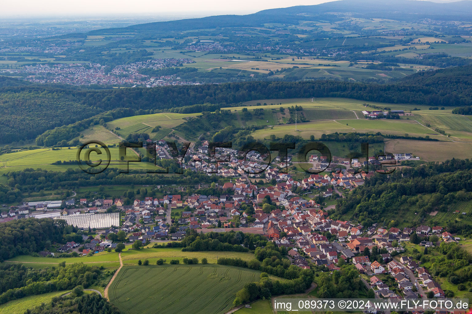 Vue aérienne de Du sud à le quartier Tairnbach in Mühlhausen dans le département Bade-Wurtemberg, Allemagne