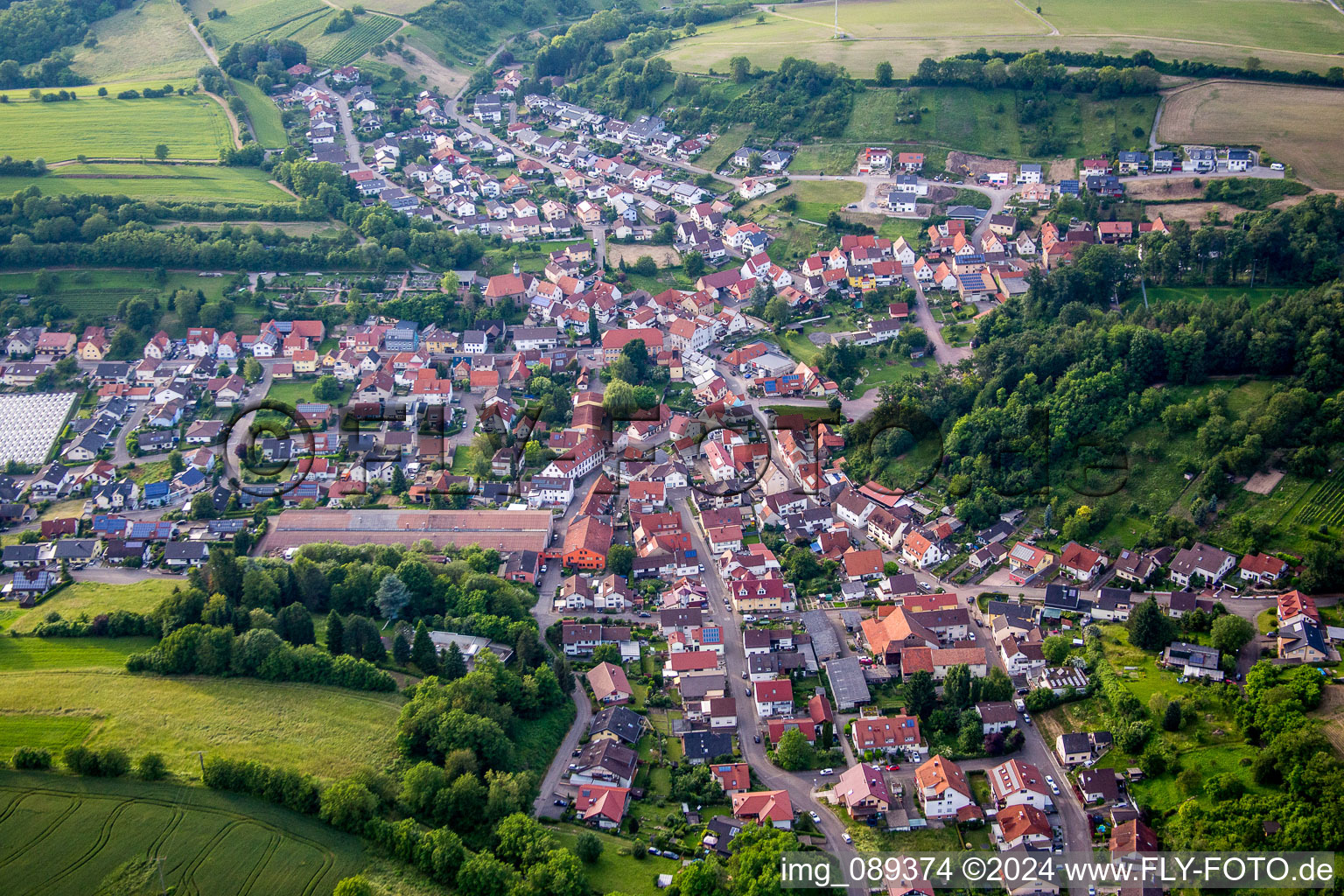 Vue aérienne de Vue sur le village à le quartier Tairnbach in Mühlhausen dans le département Bade-Wurtemberg, Allemagne