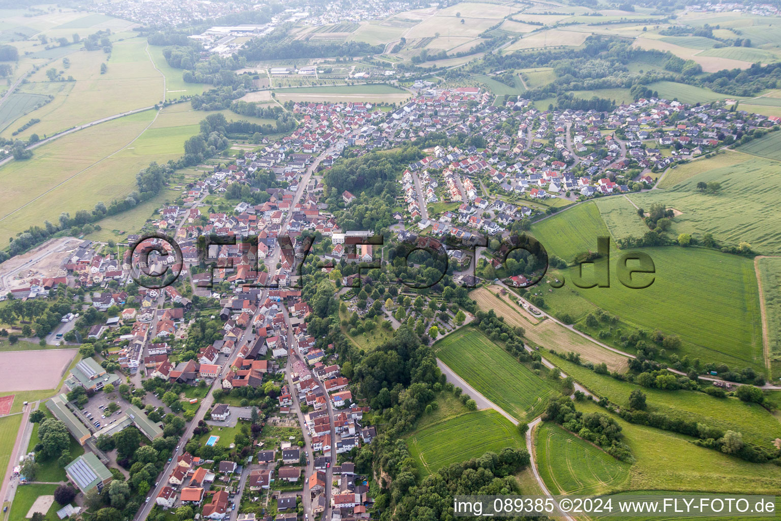 Vue aérienne de Vue des rues et des maisons des quartiers résidentiels à Mauer dans le département Bade-Wurtemberg, Allemagne