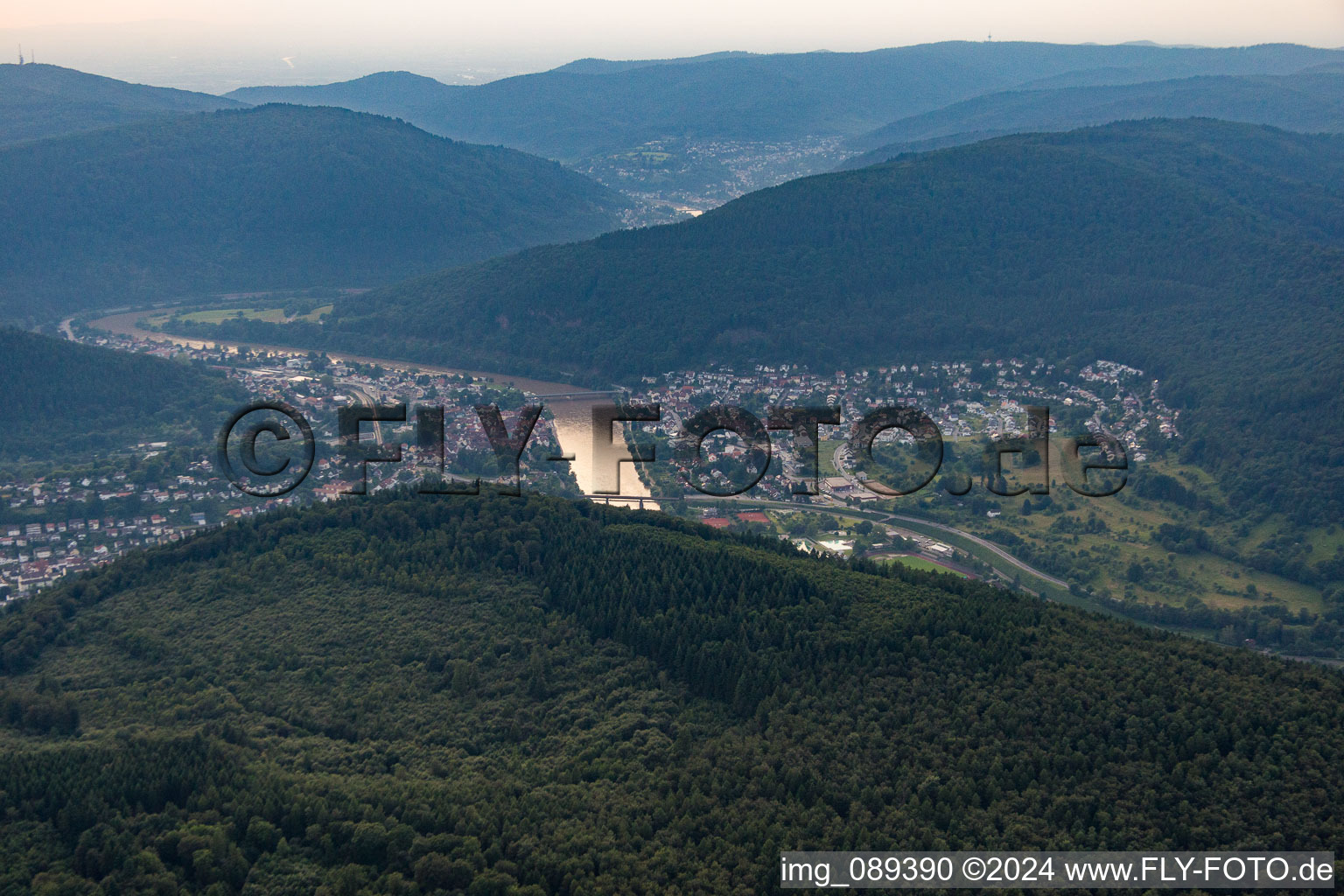 Vue aérienne de Vallée du Neckar à Neckargemünd dans le département Bade-Wurtemberg, Allemagne