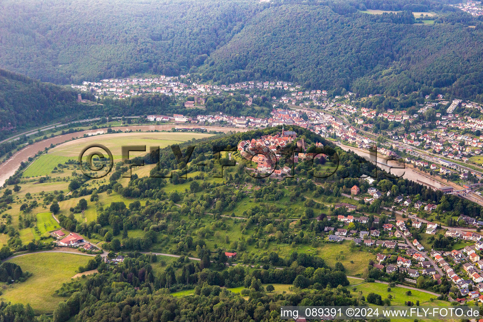 Vue aérienne de Ruines et vestiges des murs de l'ancien complexe du château et de la forteresse Dilsberg à le quartier Dilsberg in Neckargemünd dans le département Bade-Wurtemberg, Allemagne