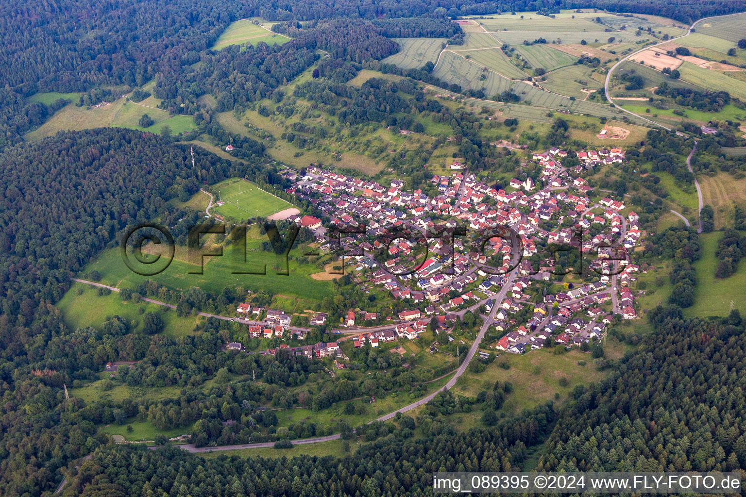 Vue aérienne de Vue sur le village à le quartier Mückenloch in Neckargemünd dans le département Bade-Wurtemberg, Allemagne