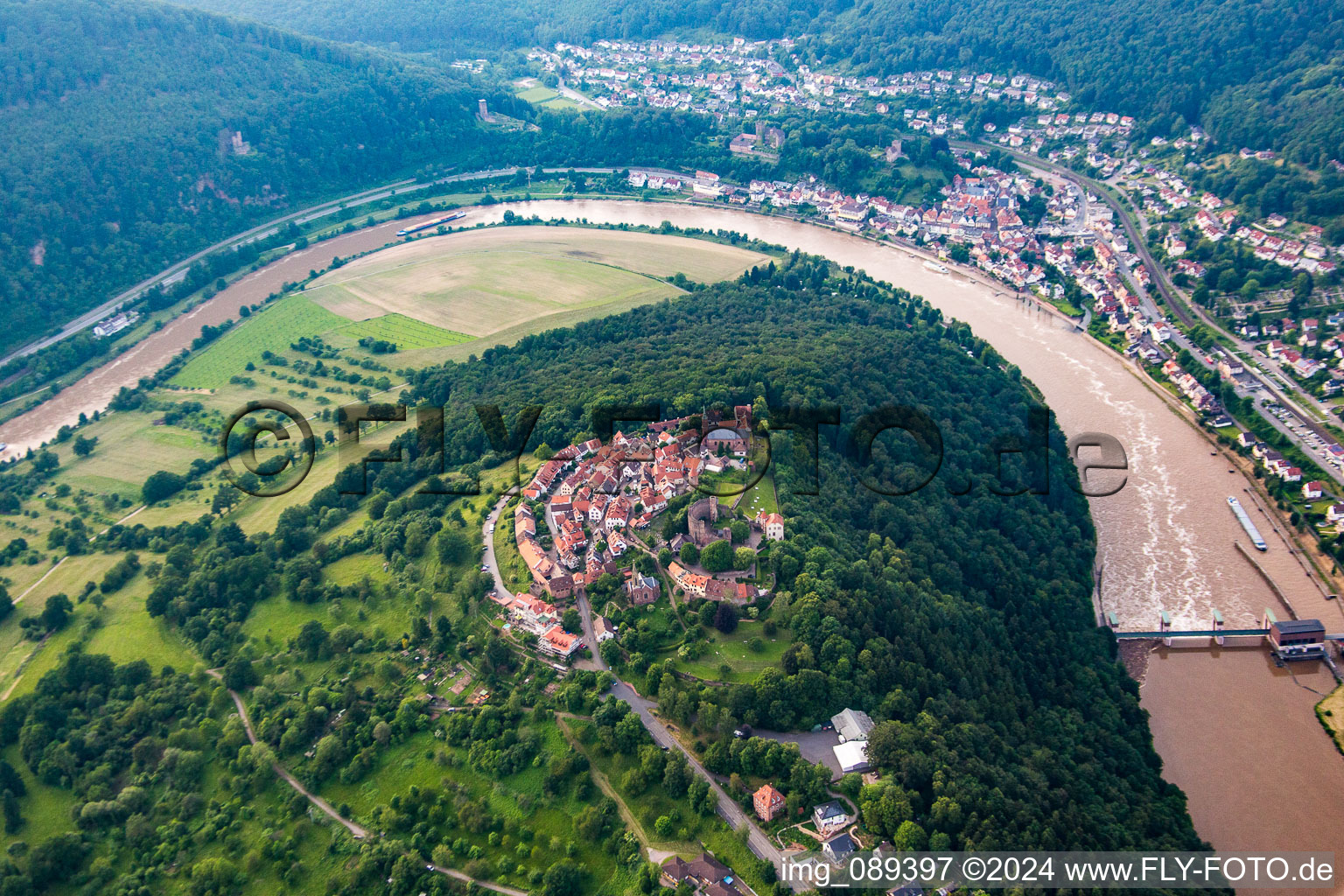 Vue aérienne de Ruines et vestiges des murs de l'ancien complexe du château et de la forteresse Dilsberg à le quartier Dilsberg in Neckargemünd dans le département Bade-Wurtemberg, Allemagne