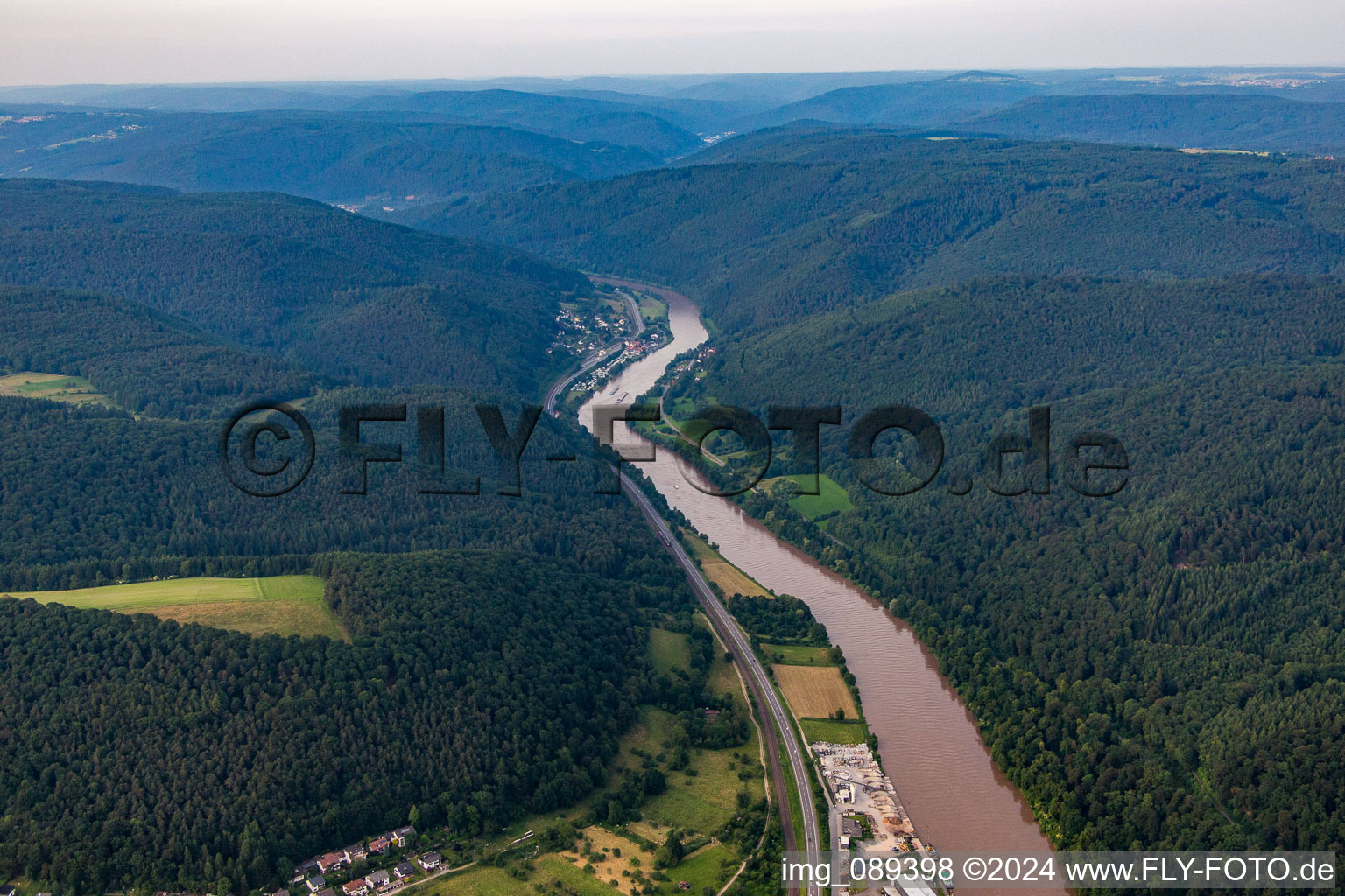 Vue aérienne de Parcours de la B45 au bord du Neckar à Neckarsteinach dans le département Hesse, Allemagne