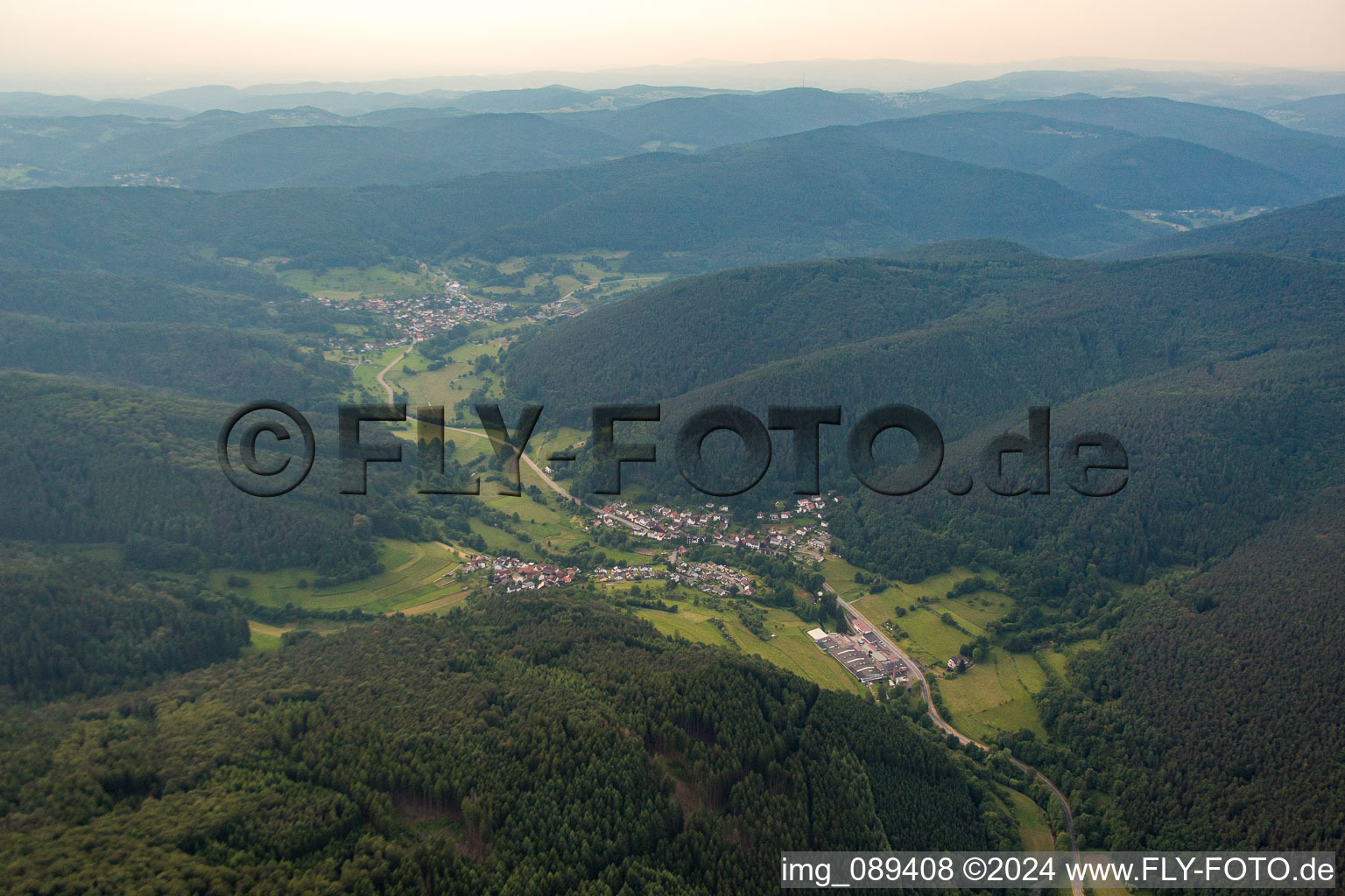 Vue aérienne de Quartier Langenthal in Hirschhorn dans le département Hesse, Allemagne