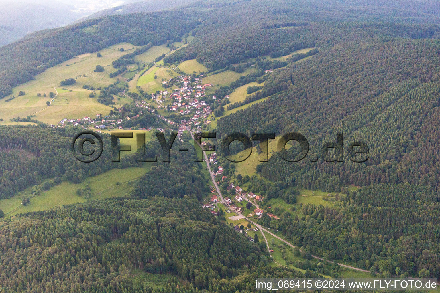 Vue d'oiseau de Langenthal à Brombach dans le département Bade-Wurtemberg, Allemagne