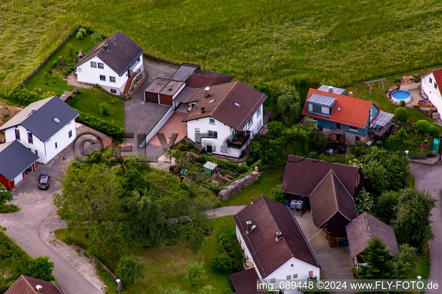 Quartier Brombach in Eberbach dans le département Bade-Wurtemberg, Allemagne du point de vue du drone