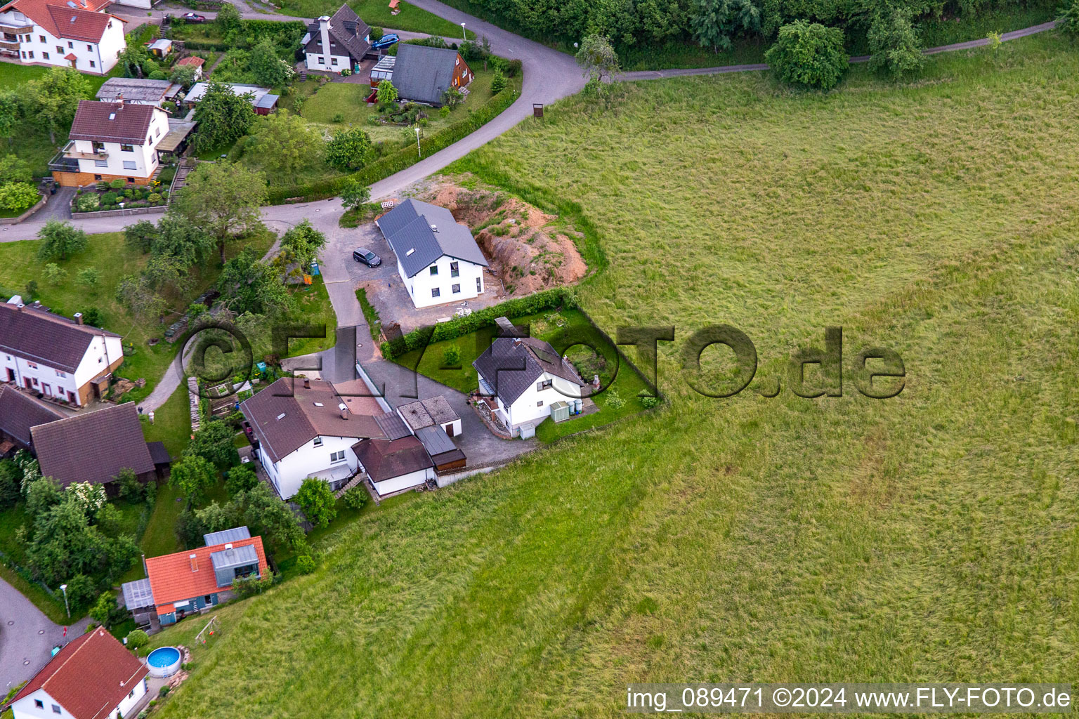 Quartier Brombach in Eberbach dans le département Bade-Wurtemberg, Allemagne du point de vue du drone