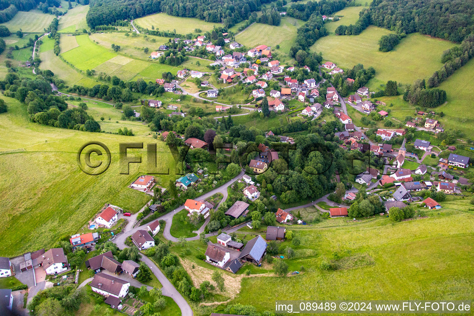 Quartier Brombach in Eberbach dans le département Bade-Wurtemberg, Allemagne du point de vue du drone