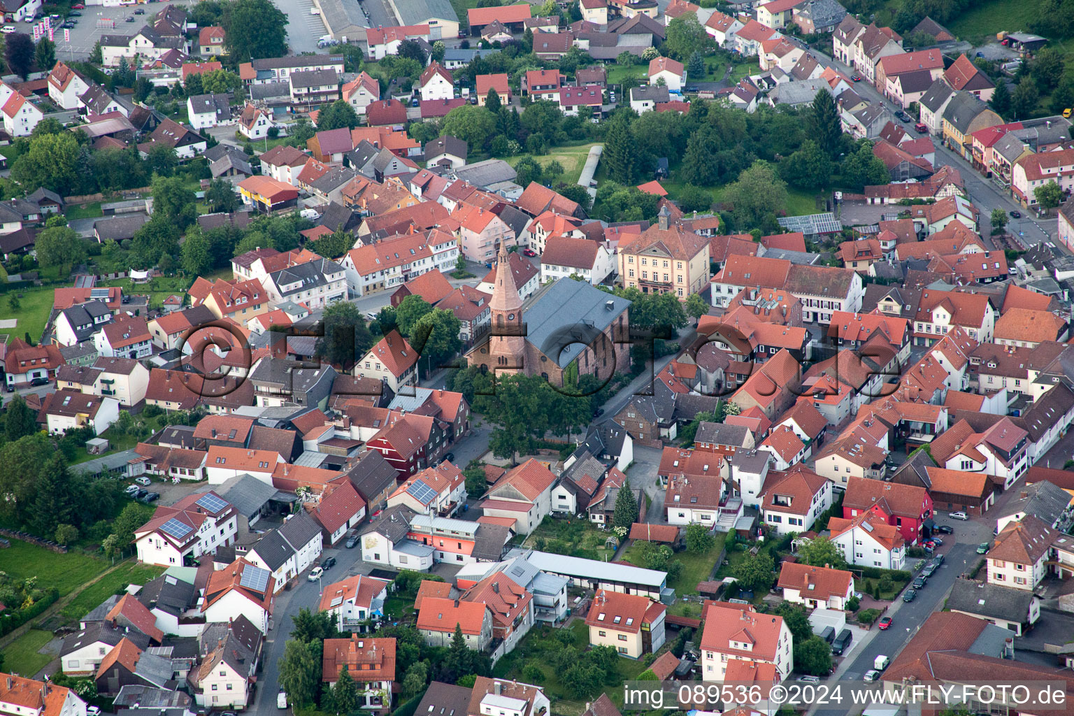 Vue aérienne de L'église Saint-Martin à le quartier Beerfelden in Oberzent dans le département Hesse, Allemagne