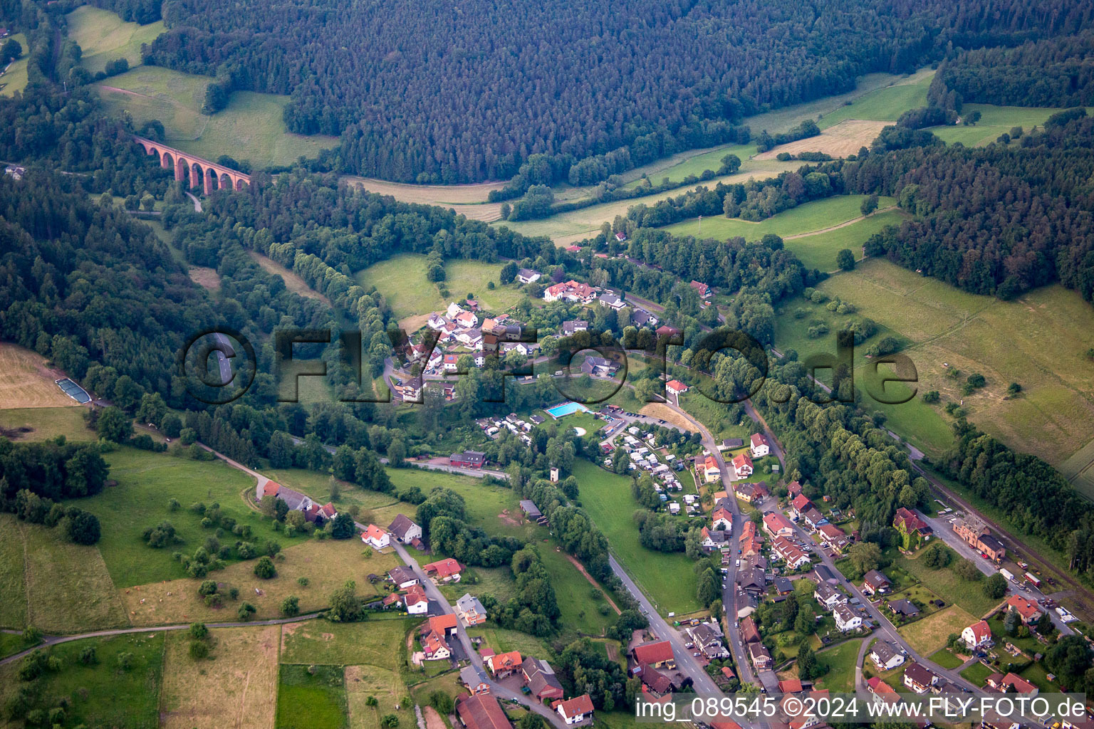 Vue aérienne de Camping Hetzbach à le quartier Hetzbach in Oberzent dans le département Hesse, Allemagne