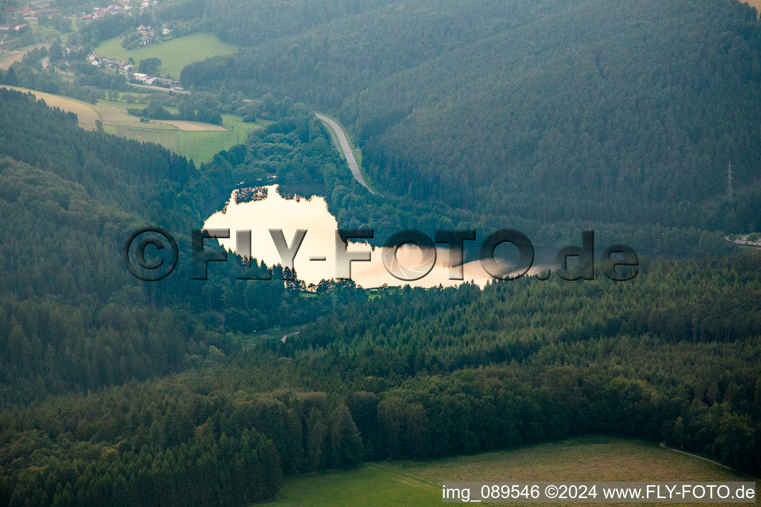 Vue aérienne de Marbach, réservoir de Marbach à le quartier Hetzbach in Oberzent dans le département Hesse, Allemagne