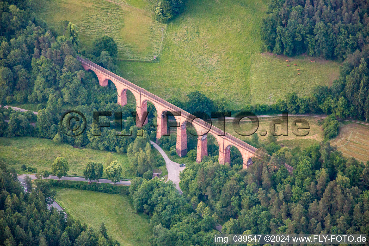 Vue aérienne de Viaduc de Himbächel à le quartier Hetzbach in Oberzent dans le département Hesse, Allemagne