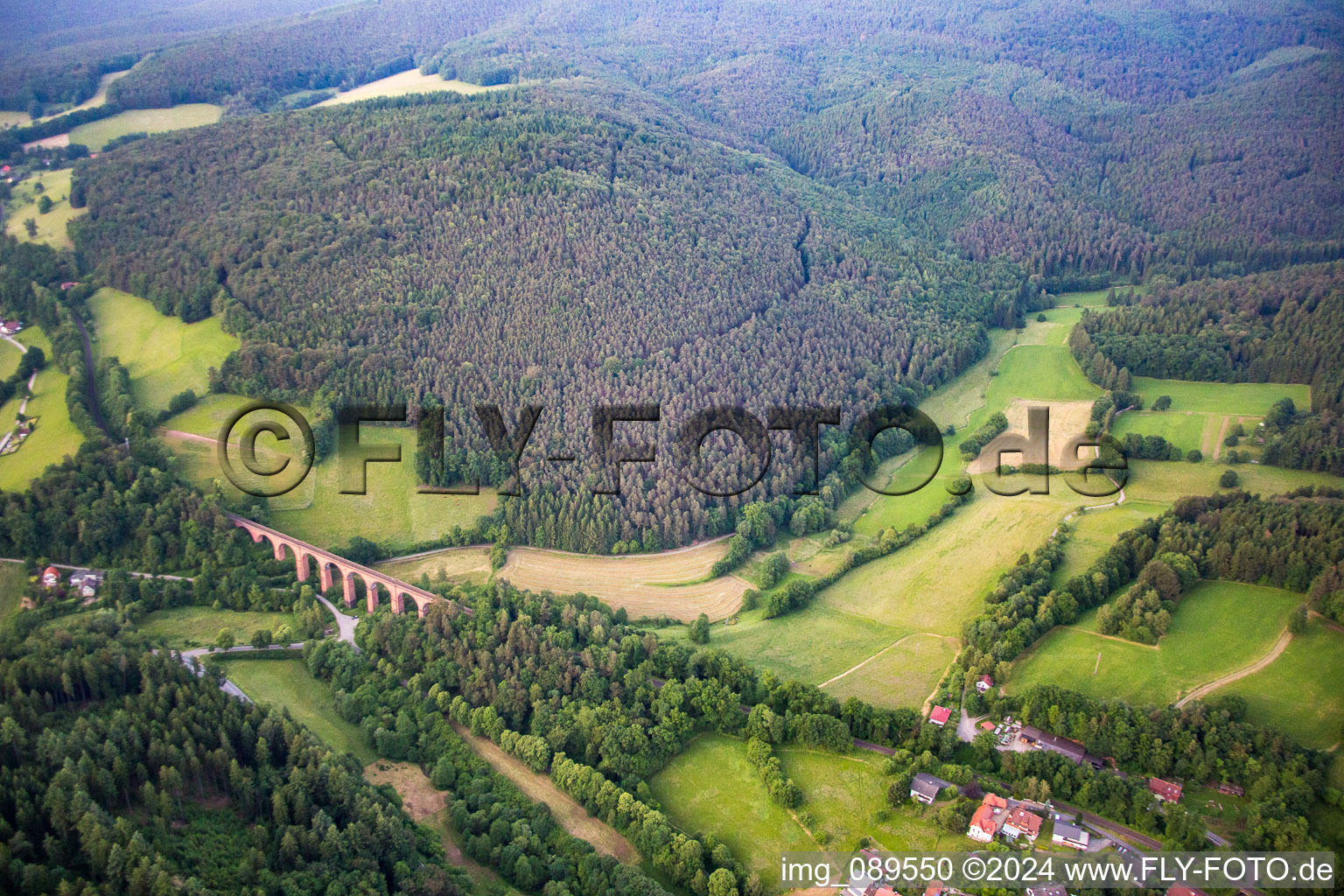 Vue aérienne de Viaduc de Himbächel à le quartier Hetzbach in Oberzent dans le département Hesse, Allemagne