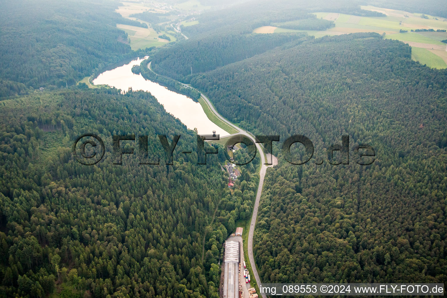 Vue oblique de Marbach, réservoir de Marbach à le quartier Hetzbach in Oberzent dans le département Hesse, Allemagne