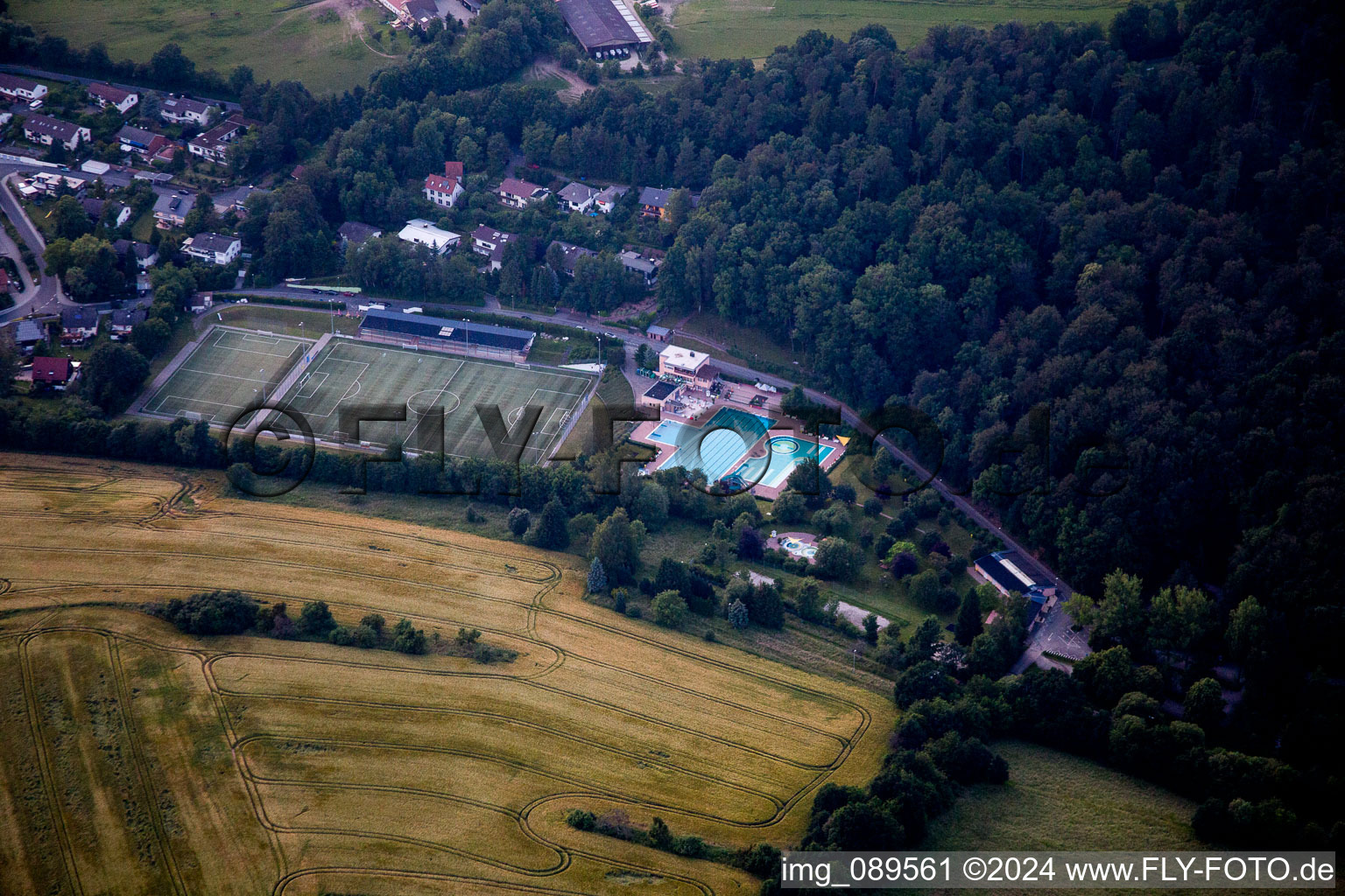 Vue aérienne de Piscine forestière Michelstadt à Michelstadt dans le département Hesse, Allemagne