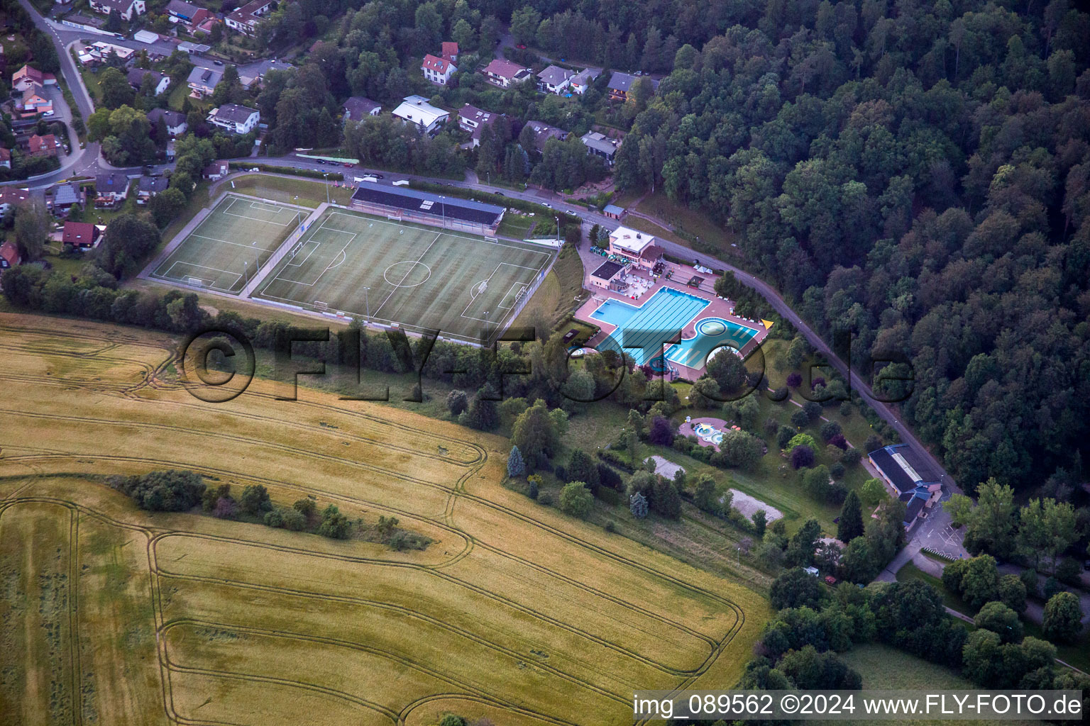 Vue aérienne de Piscine forestière Michelstadt à Michelstadt dans le département Hesse, Allemagne