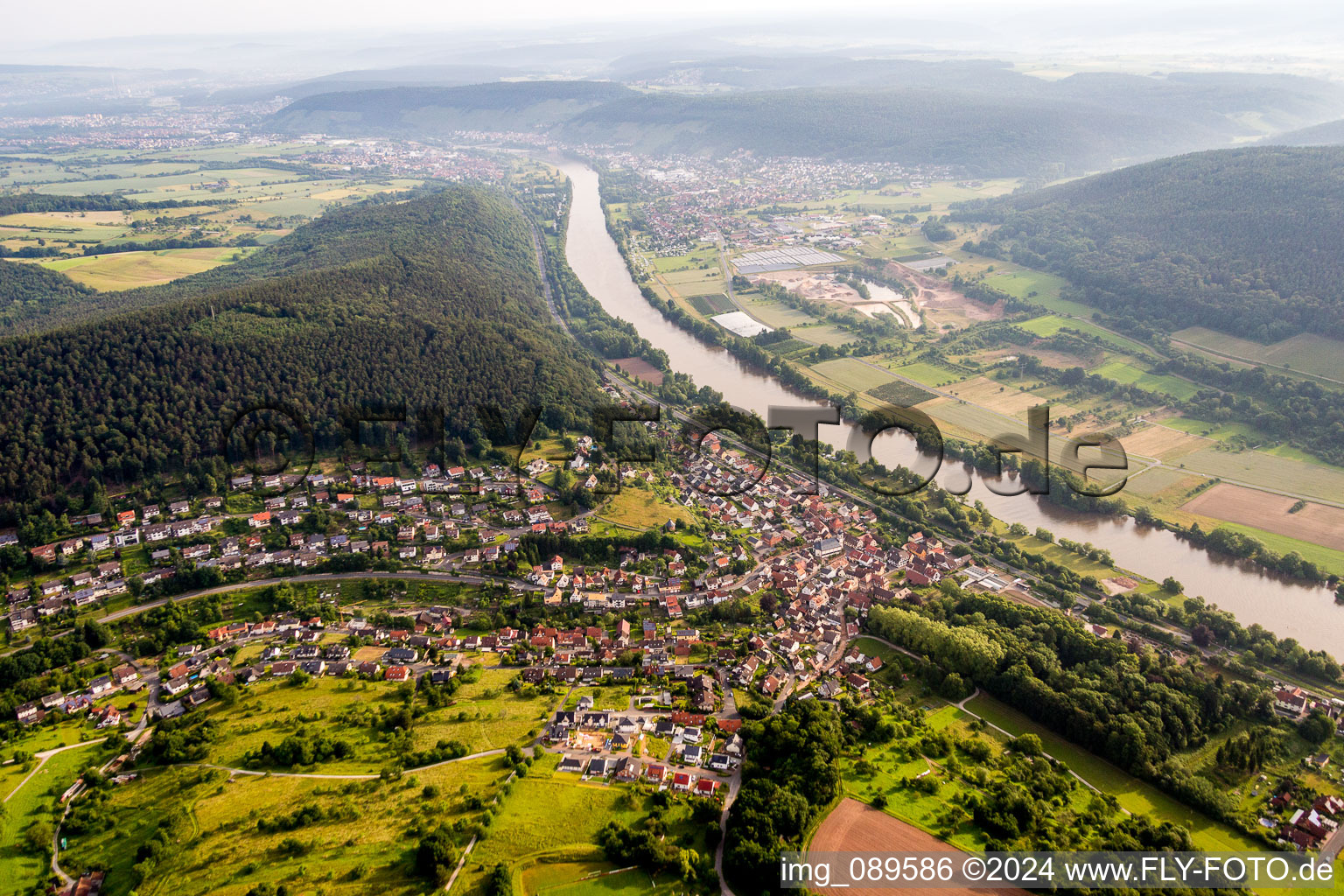 Vue aérienne de Zones riveraines du Main à Laudenbach dans le département Bavière, Allemagne