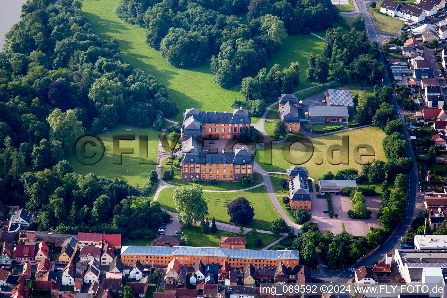 Vue aérienne de Château Kleinheubach sur le Main à Kleinheubach dans le département Bavière, Allemagne