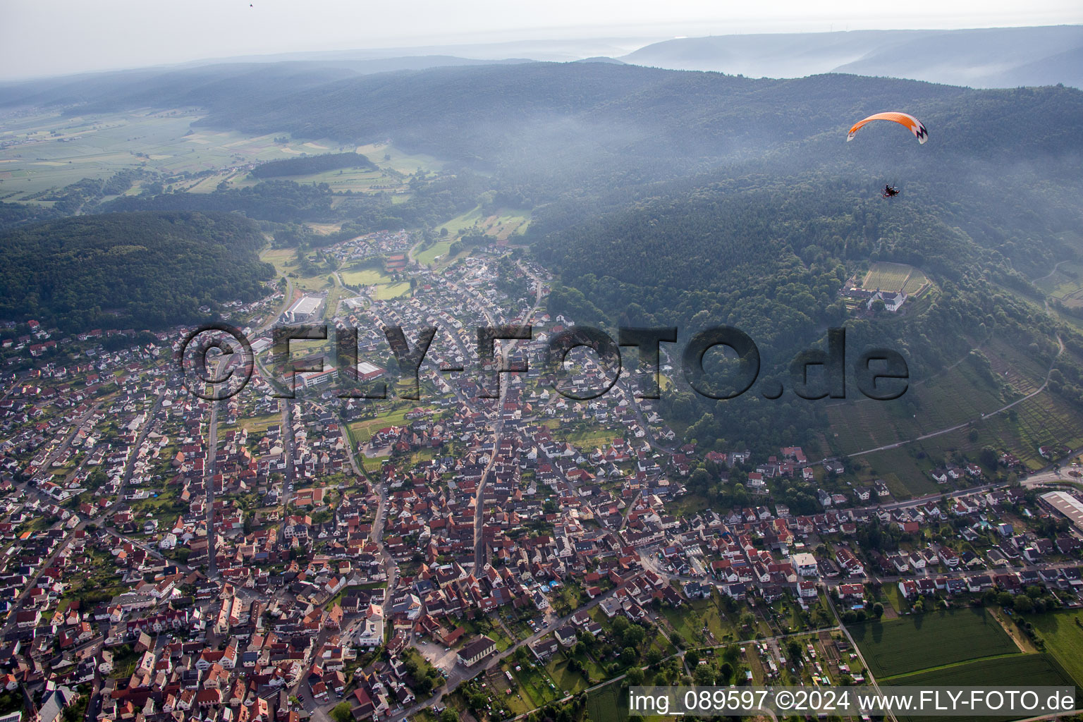 Vue aérienne de Großheubach dans le département Bavière, Allemagne