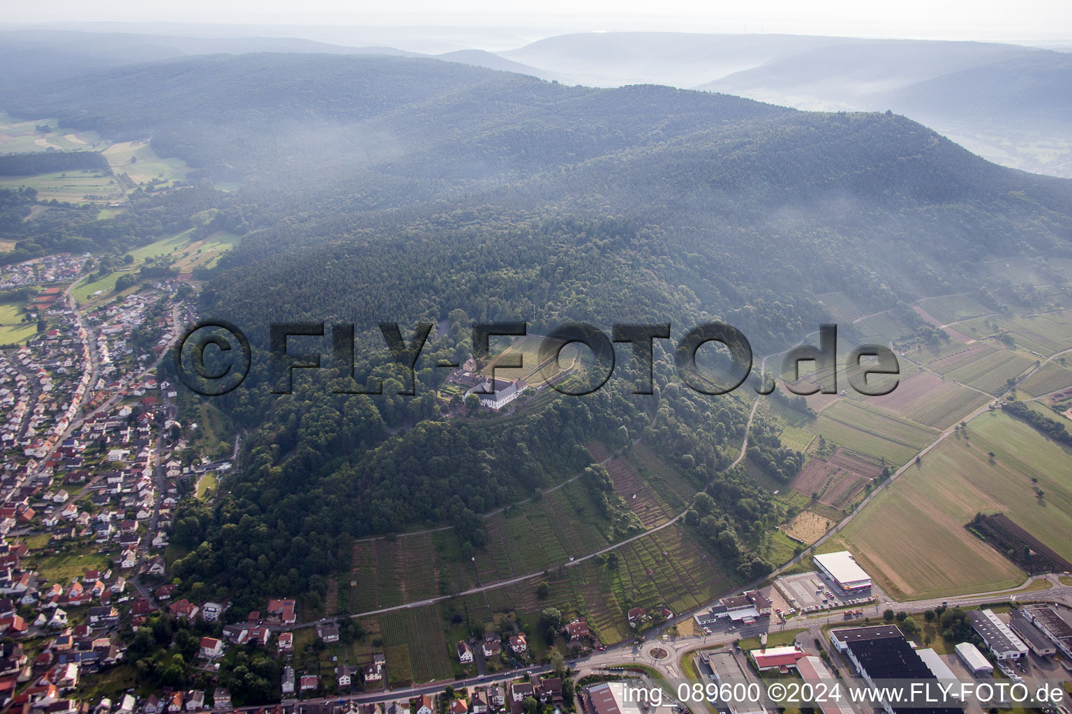 Vue aérienne de Ensemble immobilier du monastère franciscain d'Engelberg à Großheubach dans le département Bavière, Allemagne