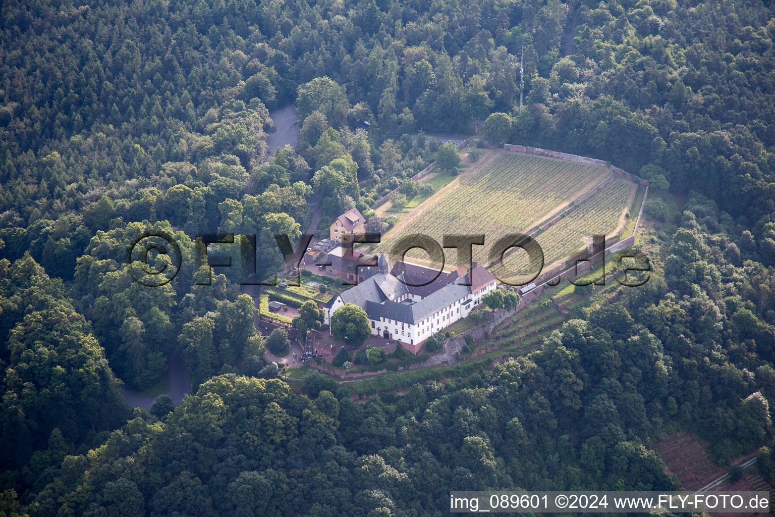 Vue aérienne de Ensemble immobilier du monastère franciscain d'Engelberg à Großheubach dans le département Bavière, Allemagne