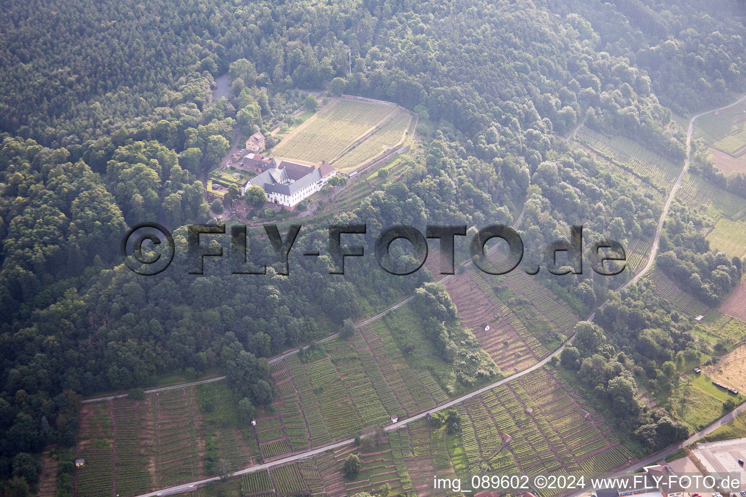 Vue aérienne de Monastère franciscain d'Engelberg à Großheubach dans le département Bavière, Allemagne