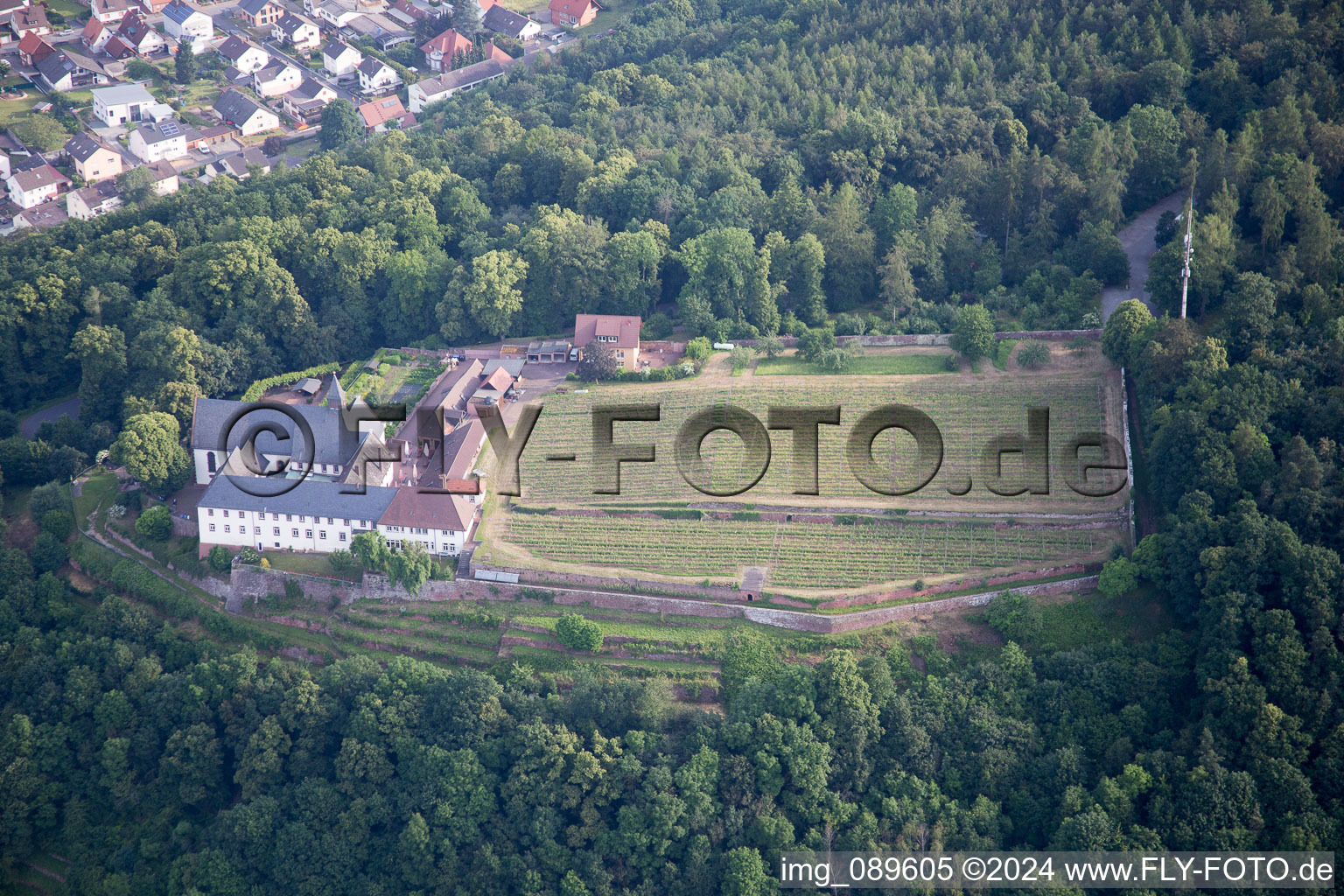 Vue aérienne de Monastère franciscain d'Engelberg à Großheubach dans le département Bavière, Allemagne