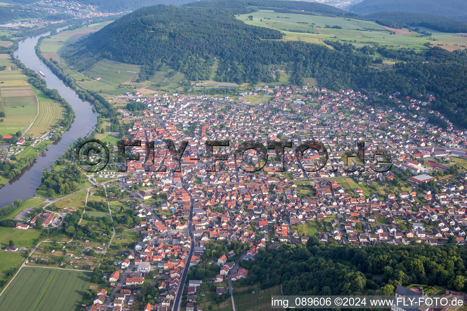 Vue aérienne de Zone riveraine de la rivière Main à Großheubach dans le département Bavière, Allemagne