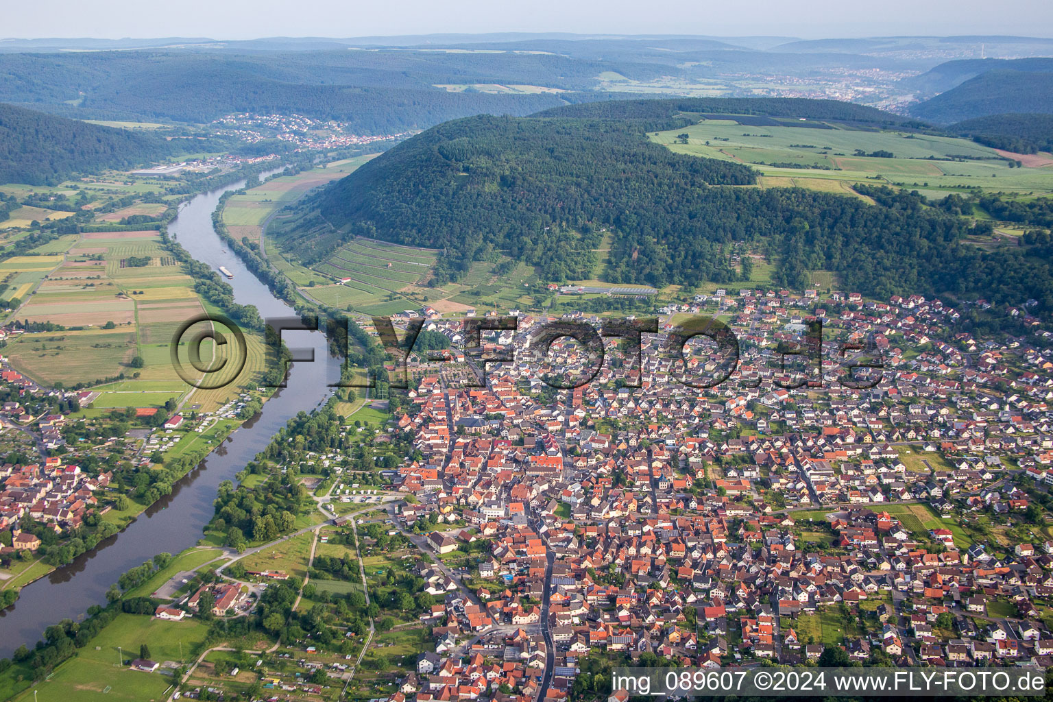 Vue aérienne de Zone riveraine de la rivière Main à Großheubach dans le département Bavière, Allemagne