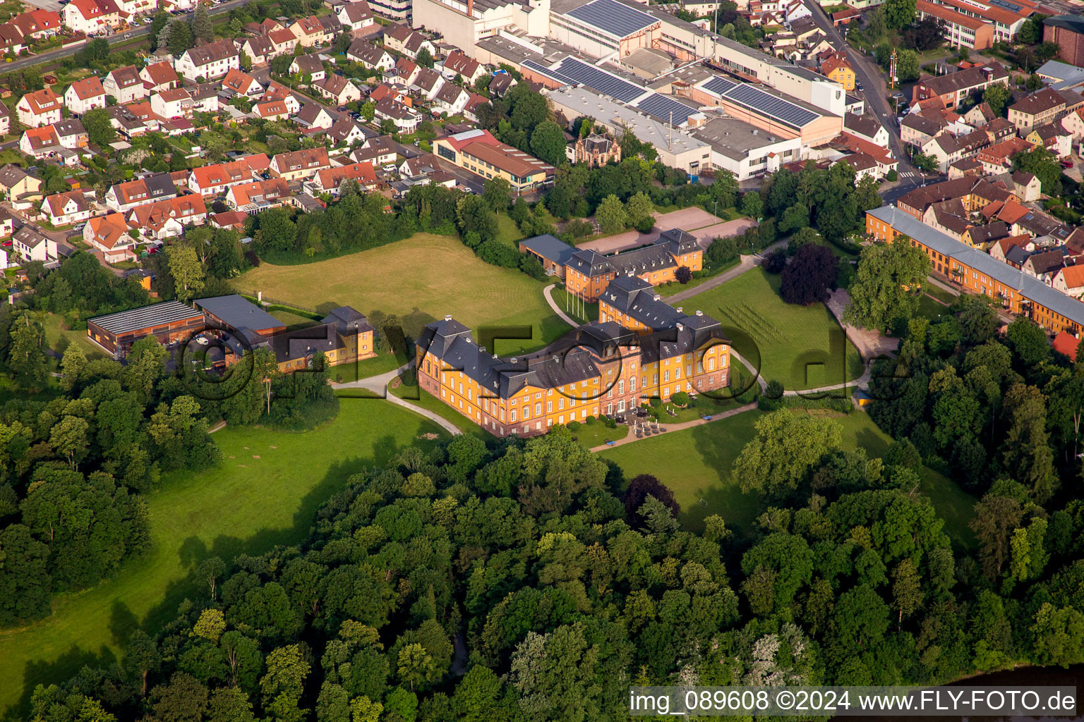 Vue aérienne de Parc du Château de Châteauform' Château Löwenstein à Kleinheubach dans le département Bavière, Allemagne