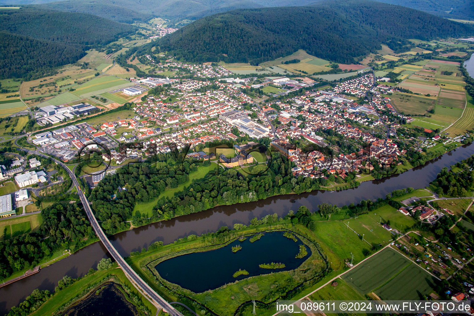 Vue aérienne de Zones riveraines du Main à Kleinheubach dans le département Bavière, Allemagne