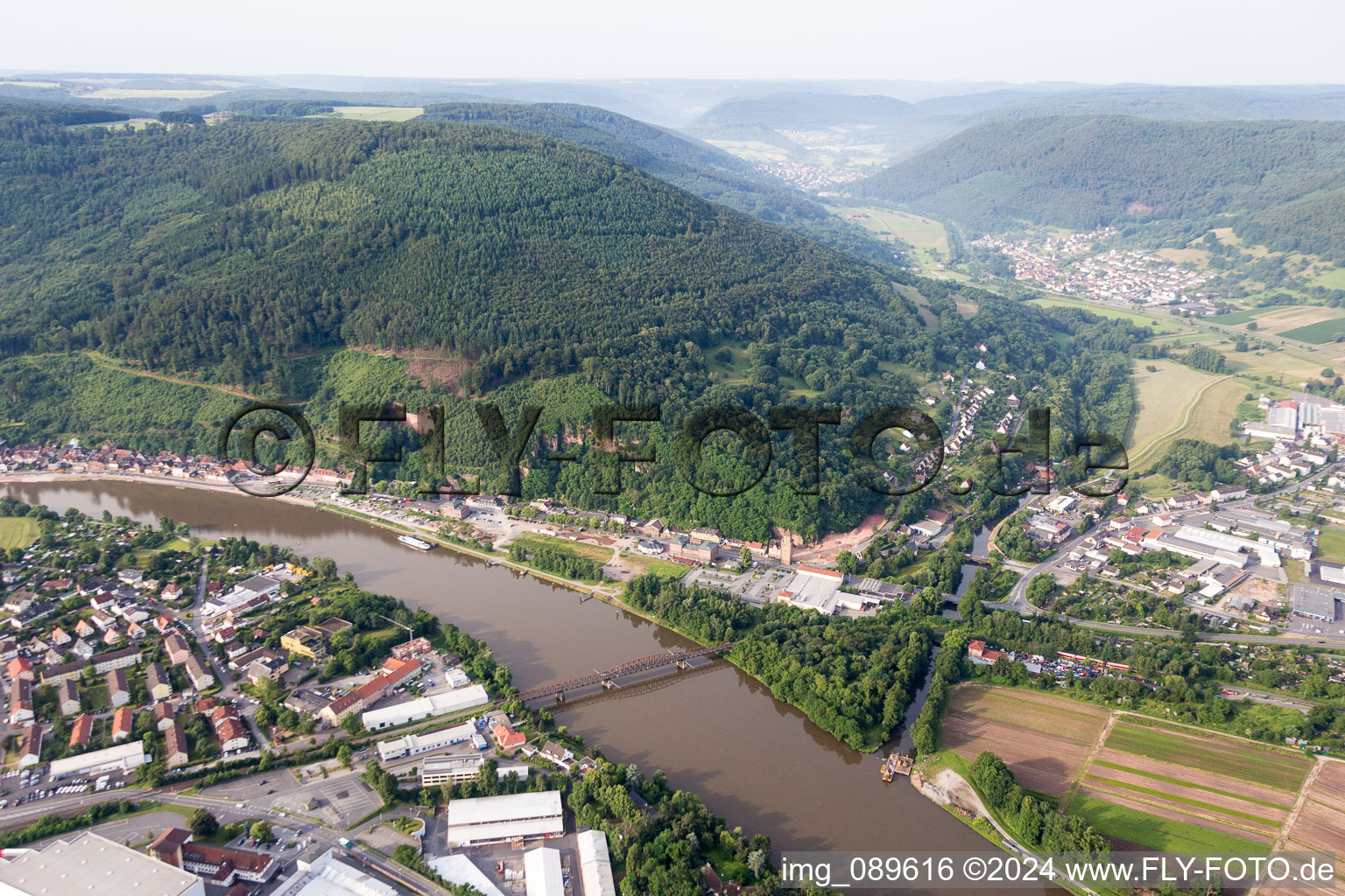 Vue aérienne de Structure de pont ferroviaire pour acheminer les voies ferrées sur le Main à Miltenberg dans le département Bavière, Allemagne