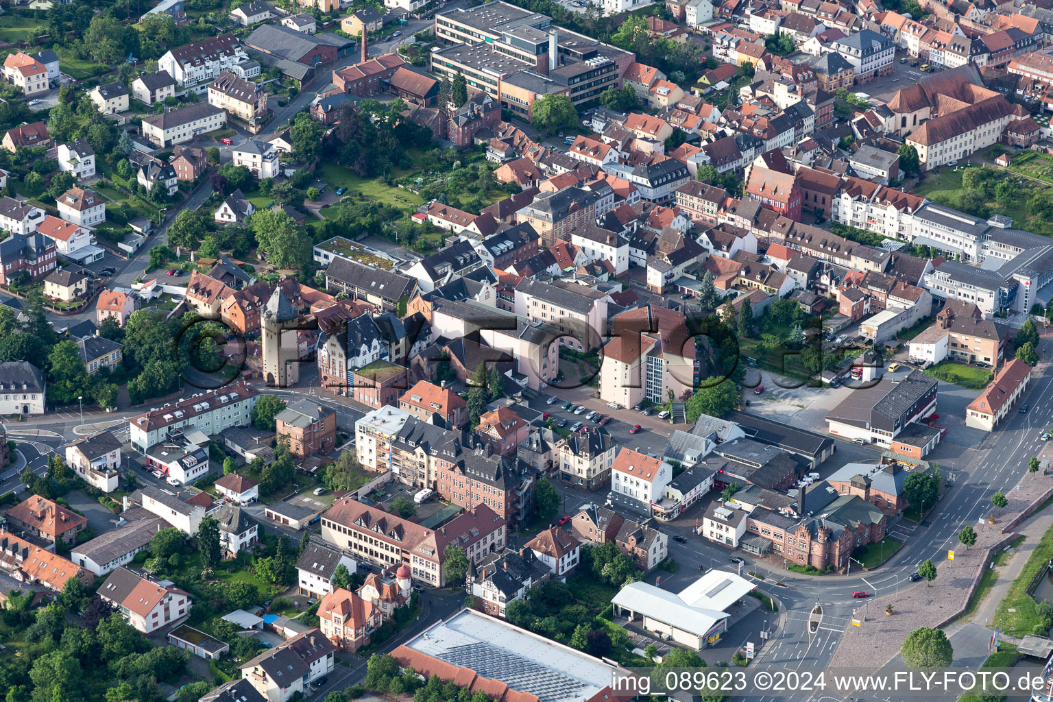 Vue aérienne de Vieille ville et centre-ville à Miltenberg dans le département Bavière, Allemagne