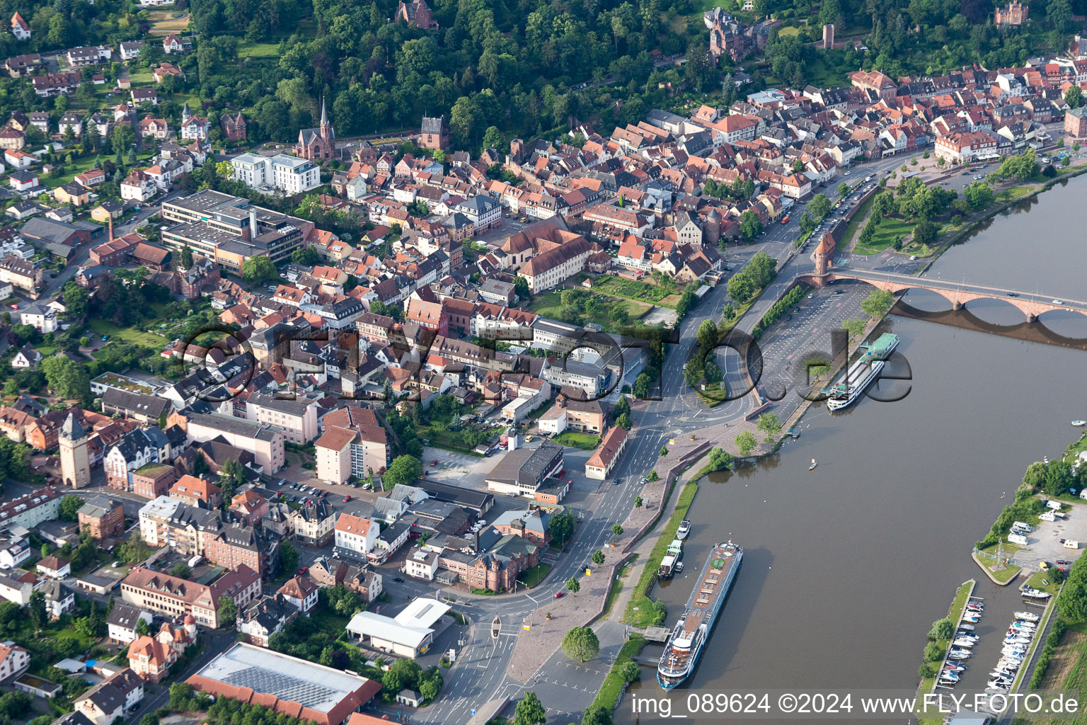 Vue aérienne de Vieille ville et centre-ville à Miltenberg dans le département Bavière, Allemagne