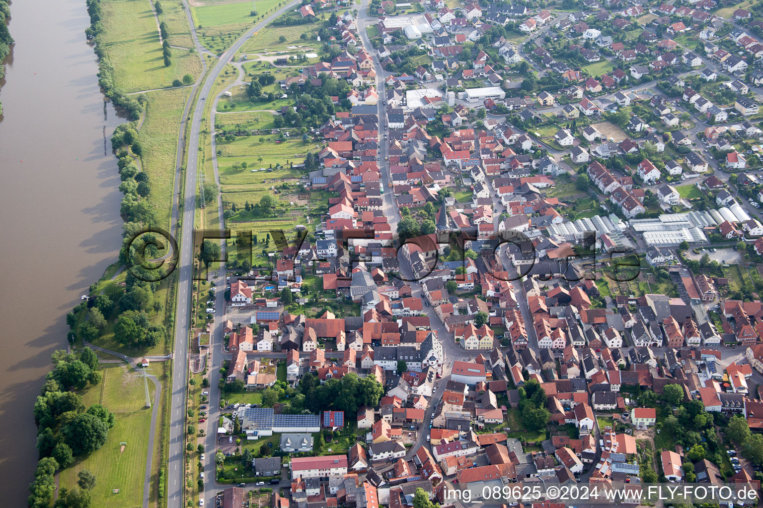 Vue aérienne de Bürgstadt dans le département Bavière, Allemagne