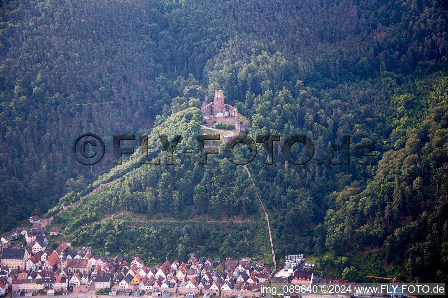 Vue aérienne de Château de Freudenbourg à Freudenberg dans le département Bade-Wurtemberg, Allemagne